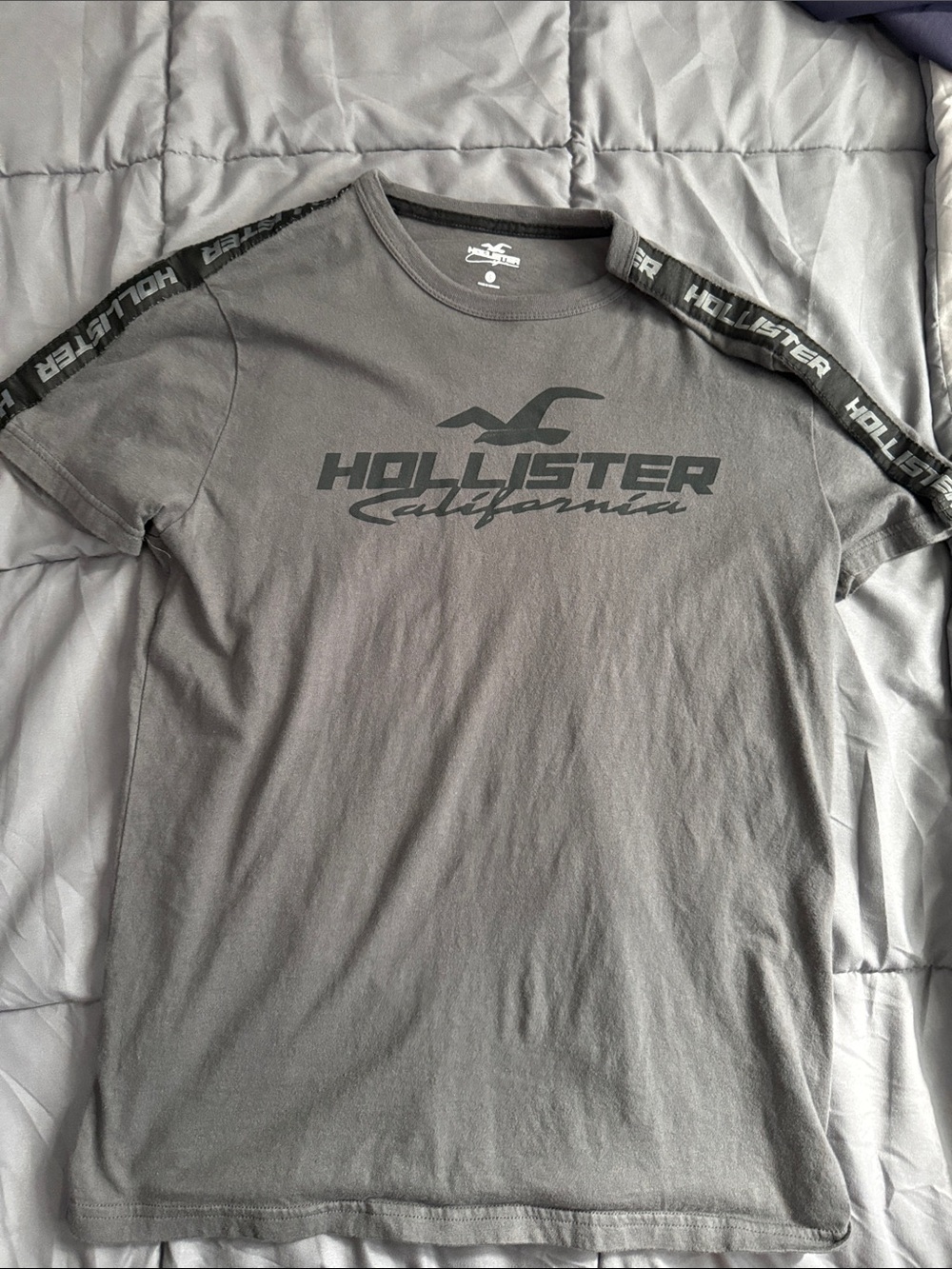 Hollister Men's Gray Logo Short Sleeve Tee with Branded Shoulder Tape
